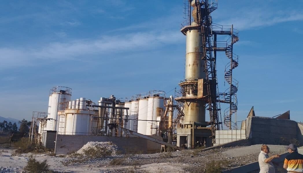 Torre de calcinación y tanques de proceso